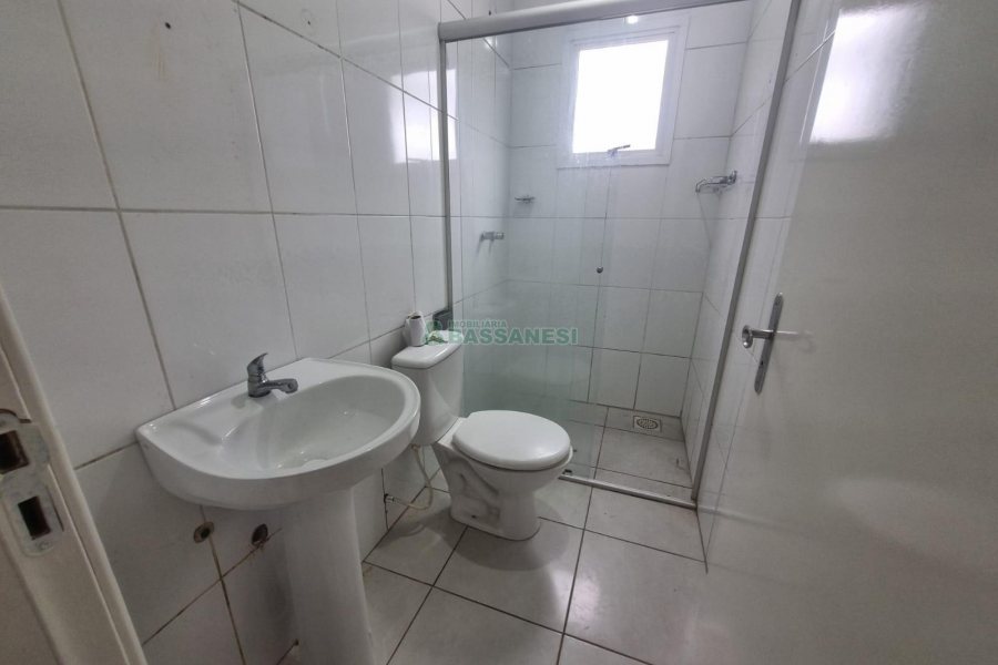 Sobrado com 60m², 2 dormitórios, 2 vagas, no bairro Desvio Rizzo em Caxias do Sul para Alugar