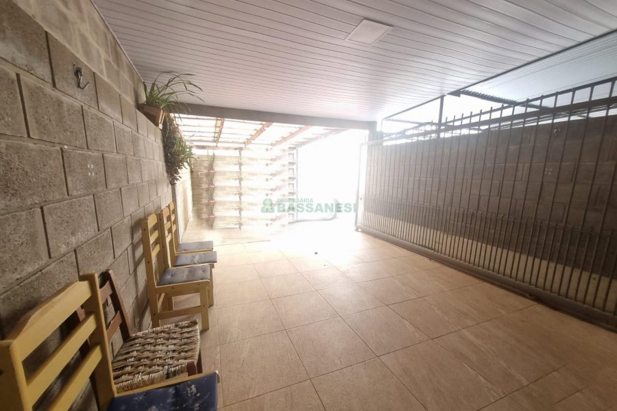 Sobrado com 60m², 2 dormitórios, 2 vagas, no bairro Desvio Rizzo em Caxias do Sul para Alugar
