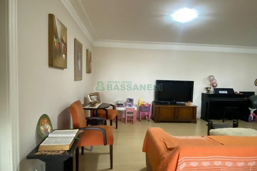 Apartamento com 150m², 3 dormitórios, 2 vagas, no bairro Lourdes em Caxias do Sul para Comprar