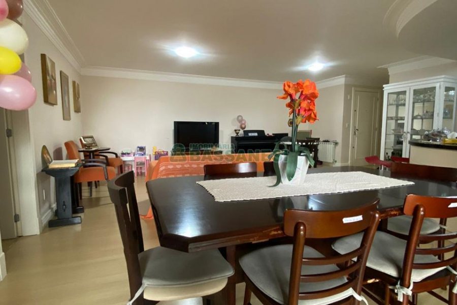 Apartamento com 150m², 3 dormitórios, 2 vagas, no bairro Lourdes em Caxias do Sul para Comprar
