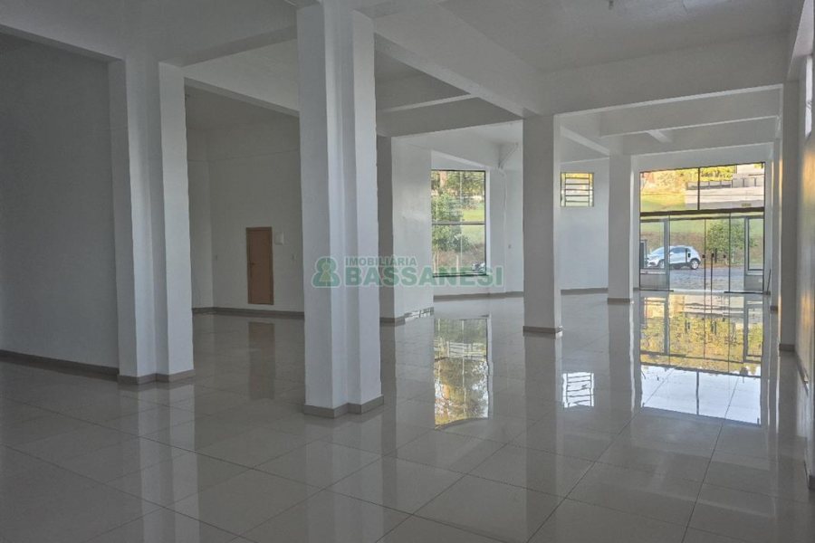 Loja com 293m², no bairro Colina Sorriso em Caxias do Sul para Alugar