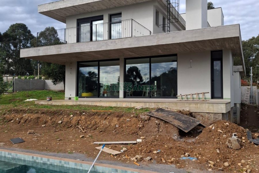 Casa com 456m², 3 dormitórios, 2 vagas, no bairro São Ciro em Caxias do Sul para Comprar
