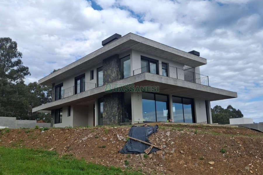 Casa com 456m², 3 dormitórios, 2 vagas, no bairro São Ciro em Caxias do Sul para Comprar