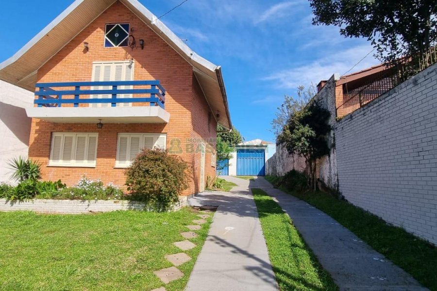 Casa com 204m², 3 dormitórios, 1 vaga, no bairro Mariland em Caxias do Sul para Comprar