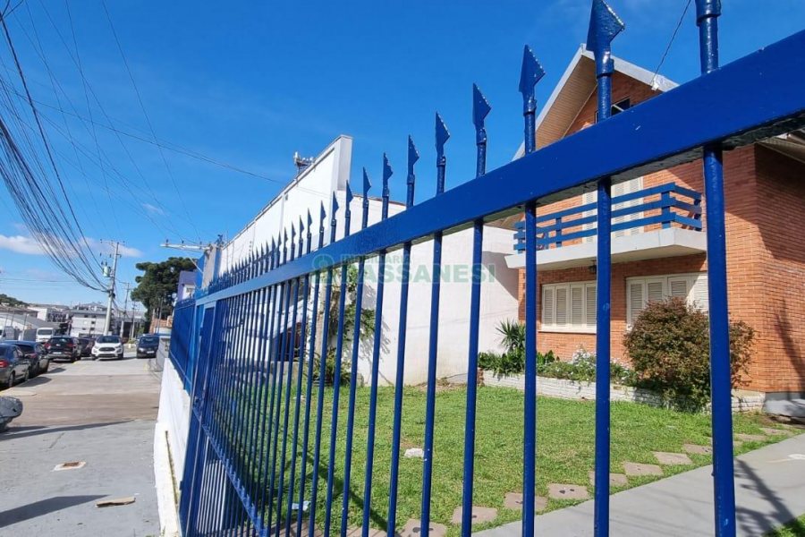 Casa com 204m², 3 dormitórios, 1 vaga, no bairro Mariland em Caxias do Sul para Comprar