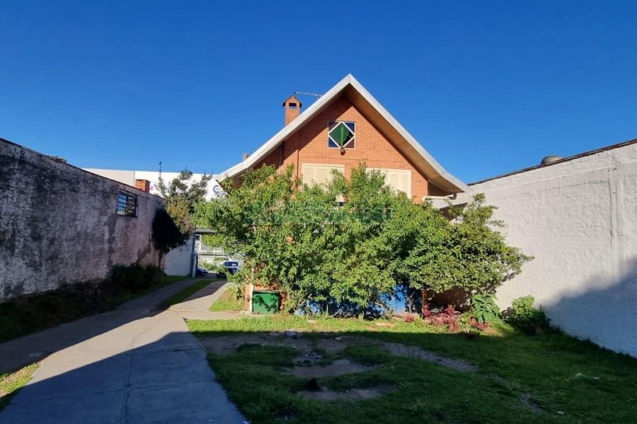 Casa com 204m², 3 dormitórios, 1 vaga, no bairro Mariland em Caxias do Sul para Comprar