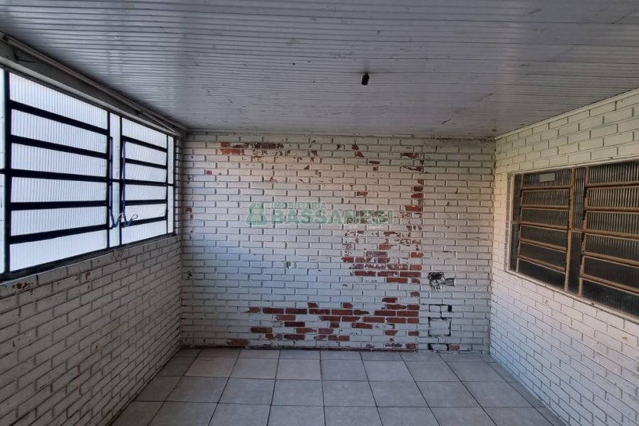 Casa com 204m², 3 dormitórios, 1 vaga, no bairro Mariland em Caxias do Sul para Comprar