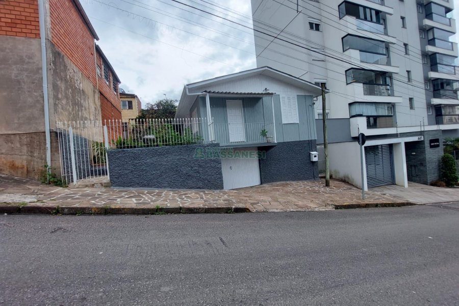 Casa com 120m², 2 dormitórios, 2 vagas, no bairro Exposição em Caxias do Sul para Alugar