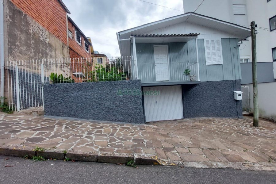 Casa com 120m², 2 dormitórios, 2 vagas, no bairro Exposição em Caxias do Sul para Alugar