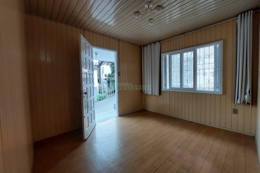Casa com 120m², 2 dormitórios, 2 vagas, no bairro Exposição em Caxias do Sul para Alugar