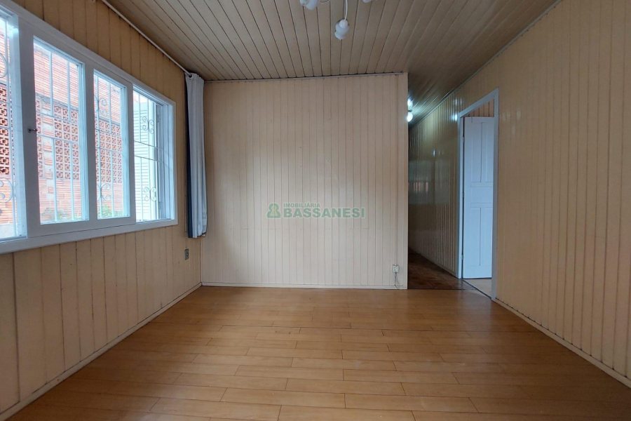 Casa com 120m², 2 dormitórios, 2 vagas, no bairro Exposição em Caxias do Sul para Alugar