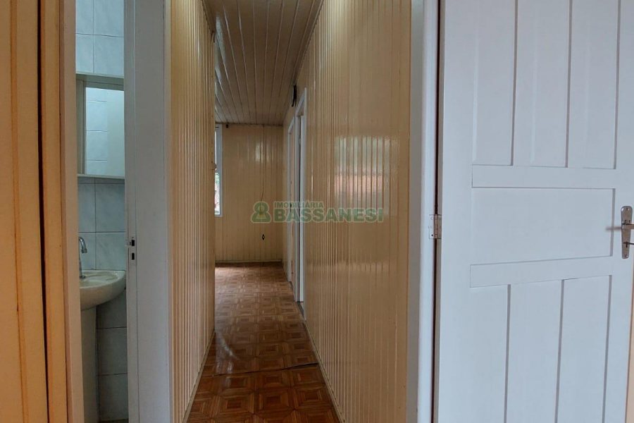 Casa com 120m², 2 dormitórios, 2 vagas, no bairro Exposição em Caxias do Sul para Alugar