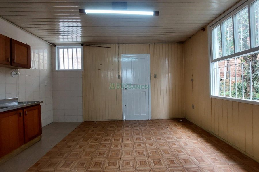 Casa com 120m², 2 dormitórios, 2 vagas, no bairro Exposição em Caxias do Sul para Alugar