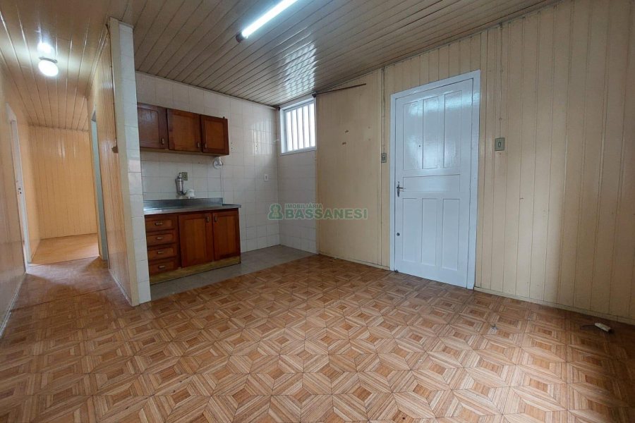 Casa com 120m², 2 dormitórios, 2 vagas, no bairro Exposição em Caxias do Sul para Alugar