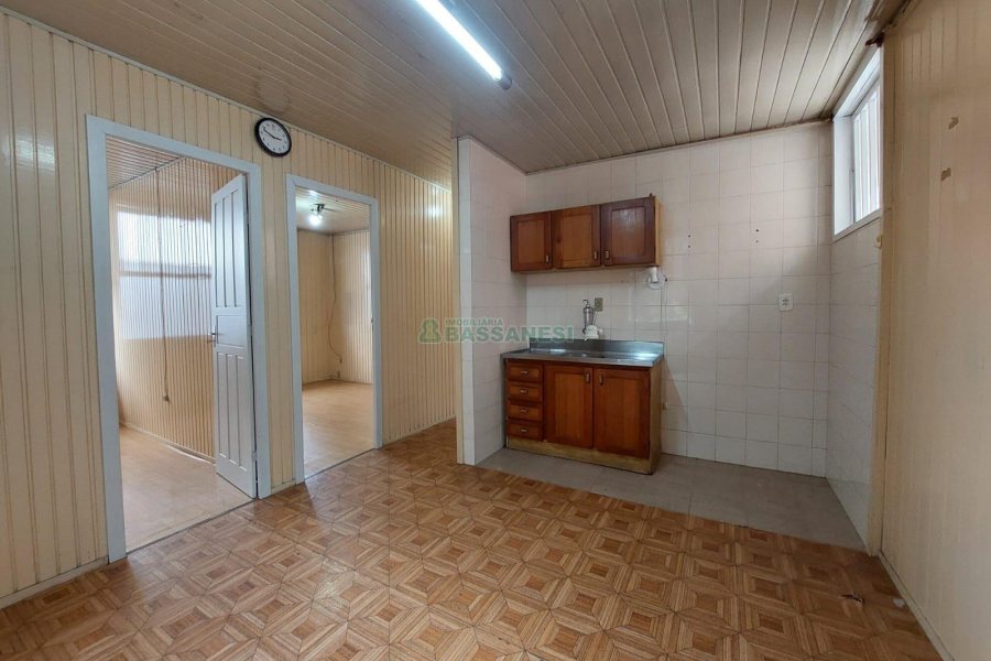 Casa com 120m², 2 dormitórios, 2 vagas, no bairro Exposição em Caxias do Sul para Alugar