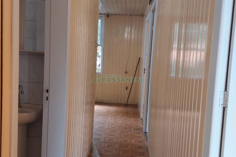 Casa com 120m², 2 dormitórios, 2 vagas, no bairro Exposição em Caxias do Sul para Alugar
