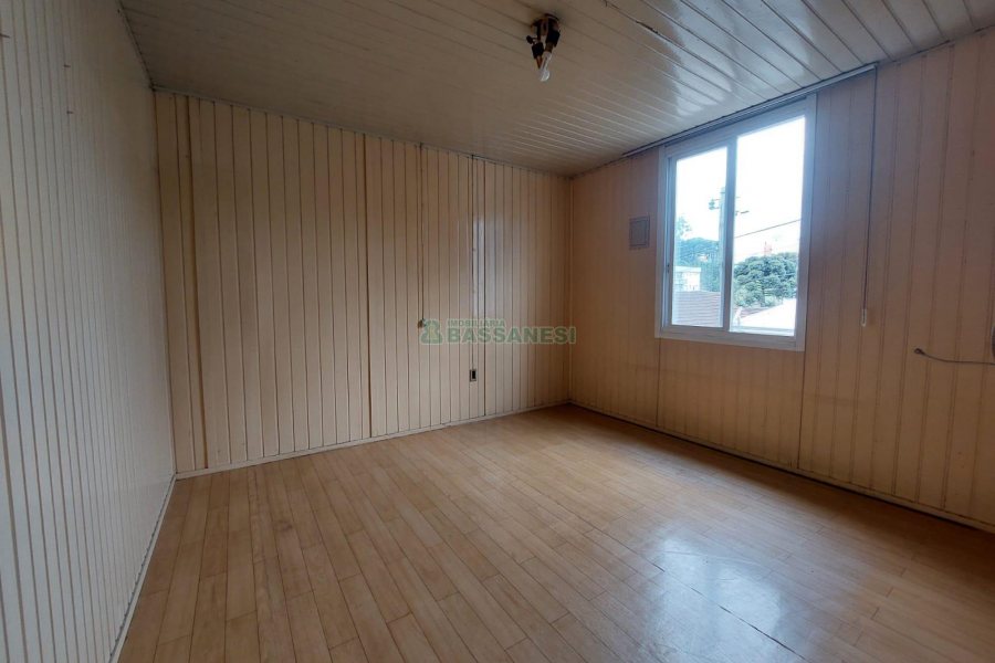 Casa com 120m², 2 dormitórios, 2 vagas, no bairro Exposição em Caxias do Sul para Alugar