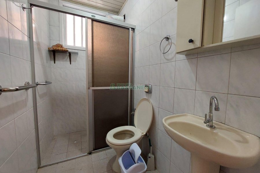 Casa com 120m², 2 dormitórios, 2 vagas, no bairro Exposição em Caxias do Sul para Alugar
