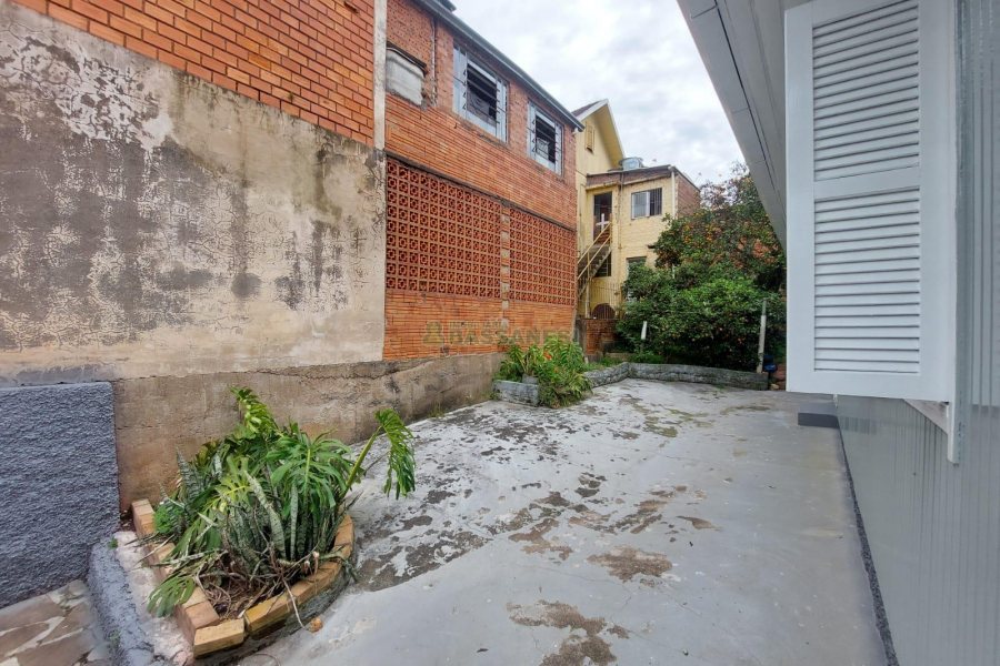 Casa com 120m², 2 dormitórios, 2 vagas, no bairro Exposição em Caxias do Sul para Alugar