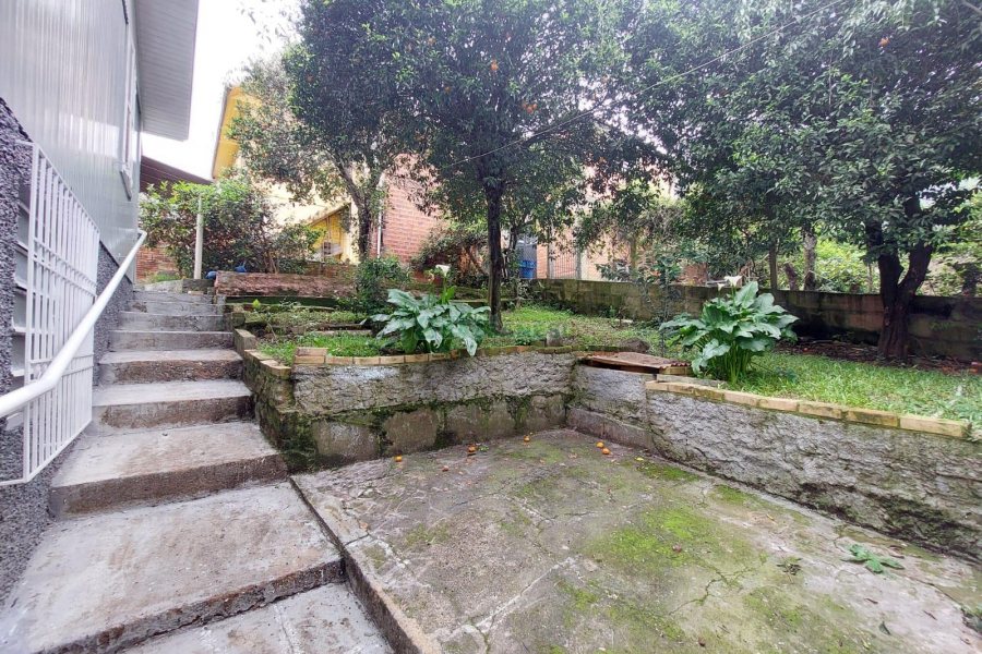 Casa com 120m², 2 dormitórios, 2 vagas, no bairro Exposição em Caxias do Sul para Alugar