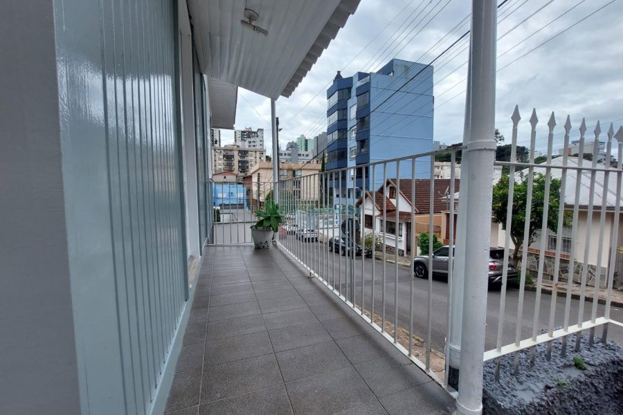 Casa com 120m², 2 dormitórios, 2 vagas, no bairro Exposição em Caxias do Sul para Alugar