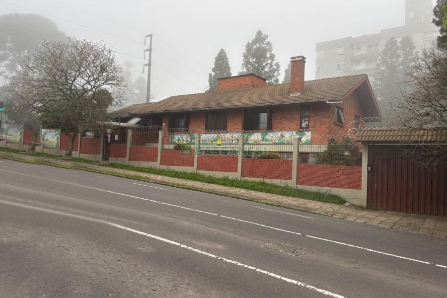 Casa com 390m², 4 dormitórios, 4 vagas, no bairro Lourdes em Caxias do Sul para Alugar