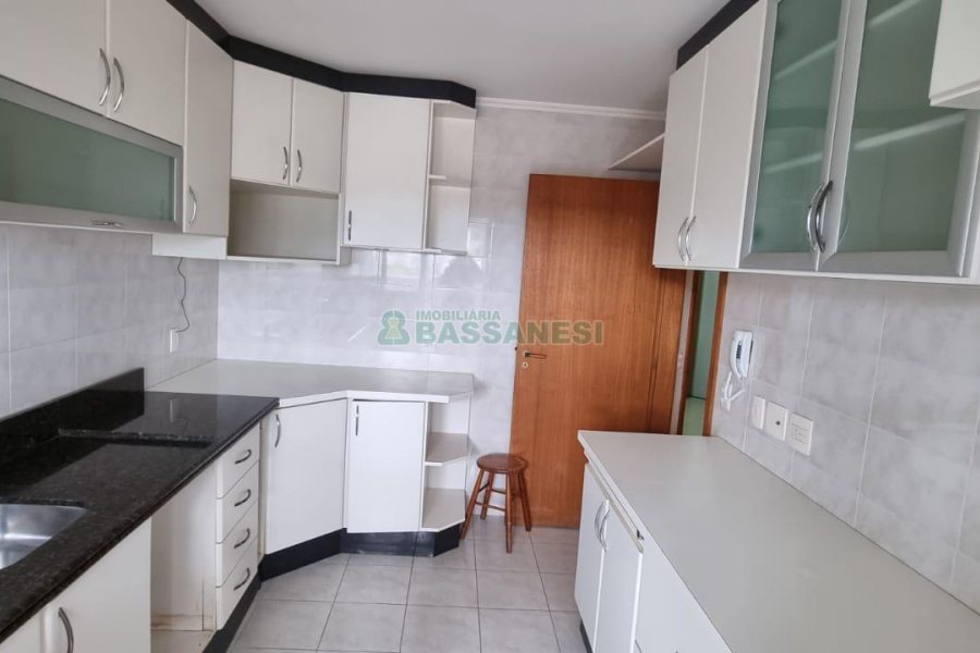 Apartamento com 96m², 3 dormitórios, 2 vagas, no bairro Madureira em Caxias do Sul para Comprar