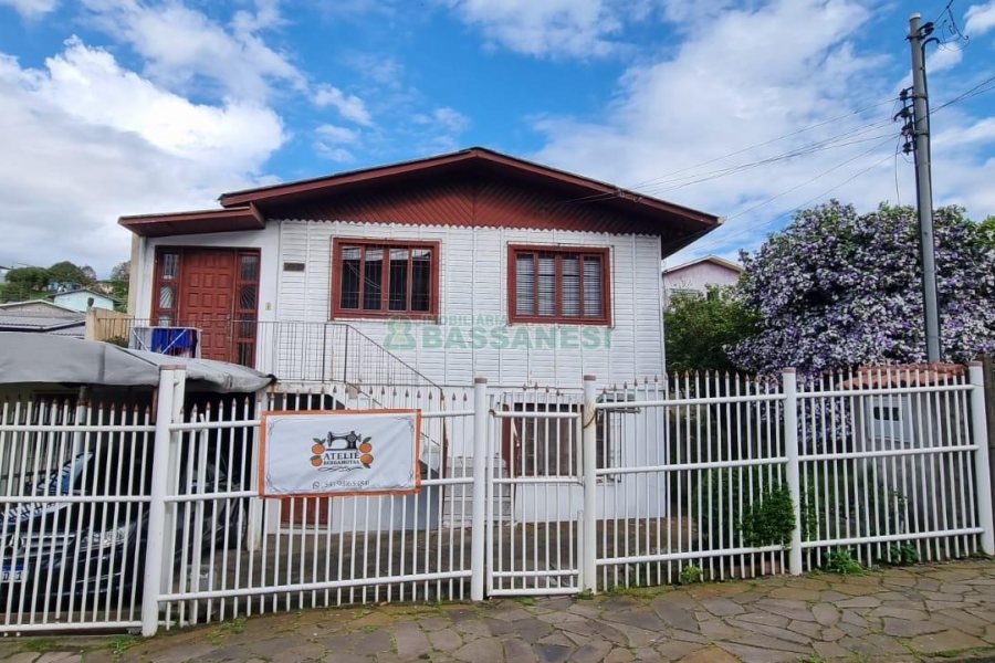 Casa com 152m², 3 dormitórios, no bairro Pioneiro em Caxias do Sul para Comprar