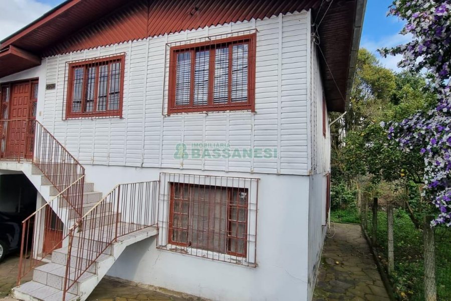 Casa com 152m², 3 dormitórios, no bairro Pioneiro em Caxias do Sul para Comprar