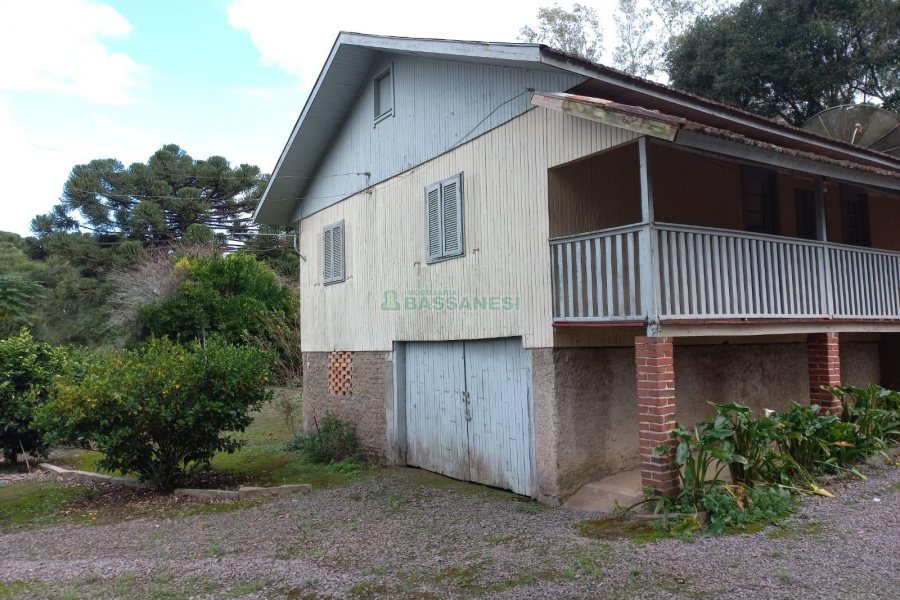 Chácara com 180m², 3 dormitórios, 1 vaga, no bairro Criúva em Caxias do Sul para Comprar