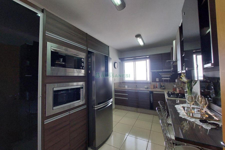 Apto Mobiliado com 101m², 3 dormitórios, 2 vagas, no bairro Universitário em Caxias do Sul para Alugar