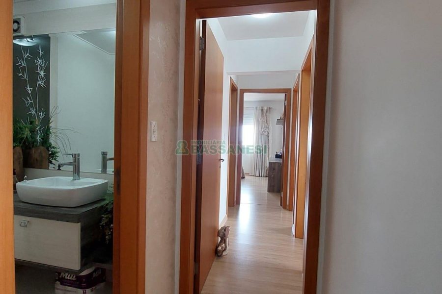 Apto Mobiliado com 101m², 3 dormitórios, 2 vagas, no bairro Universitário em Caxias do Sul para Alugar