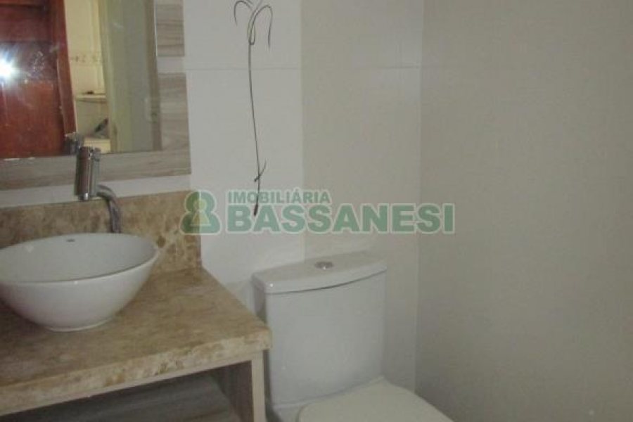 Sobrado com 100m², 3 dormitórios, 1 vaga, no bairro Desvio Rizzo em Caxias do Sul para Alugar