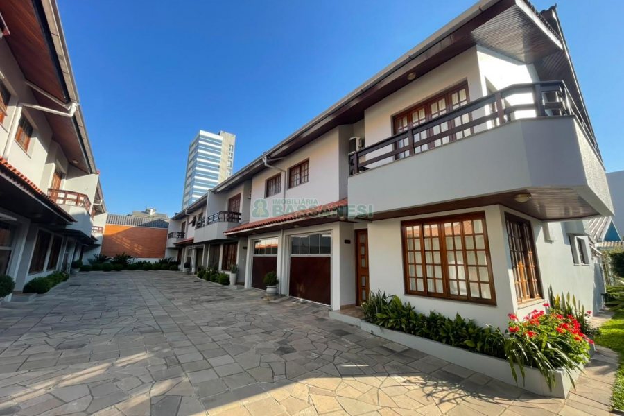 Sobrado com 157m², 3 dormitórios, 2 vagas, no bairro Jardim América em Caxias do Sul para Comprar