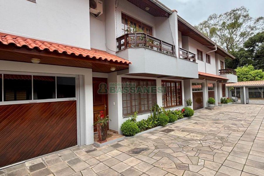 Sobrado com 157m², 3 dormitórios, 2 vagas, no bairro Jardim América em Caxias do Sul para Comprar