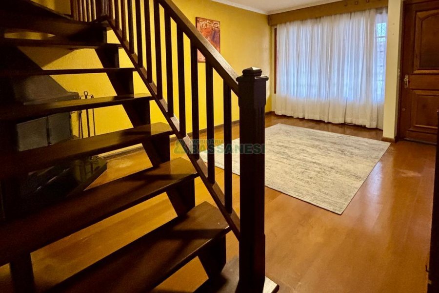 Sobrado com 157m², 3 dormitórios, 2 vagas, no bairro Jardim América em Caxias do Sul para Comprar