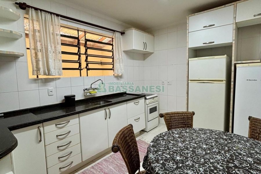 Sobrado com 157m², 3 dormitórios, 2 vagas, no bairro Jardim América em Caxias do Sul para Comprar