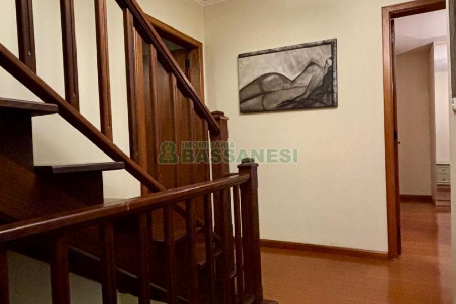 Sobrado com 157m², 3 dormitórios, 2 vagas, no bairro Jardim América em Caxias do Sul para Comprar