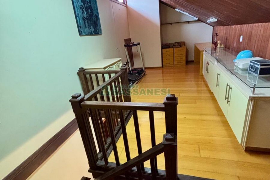 Sobrado com 157m², 3 dormitórios, 2 vagas, no bairro Jardim América em Caxias do Sul para Comprar