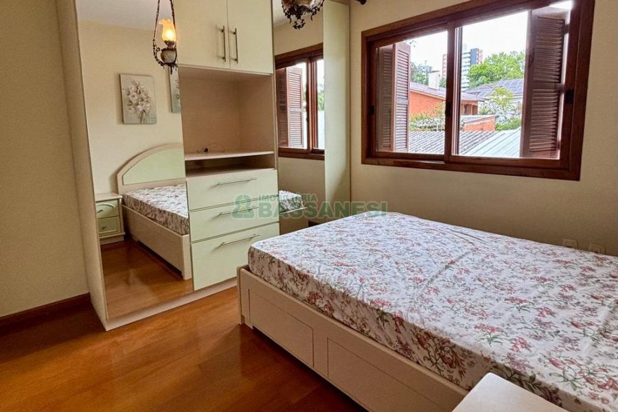 Sobrado com 157m², 3 dormitórios, 2 vagas, no bairro Jardim América em Caxias do Sul para Comprar