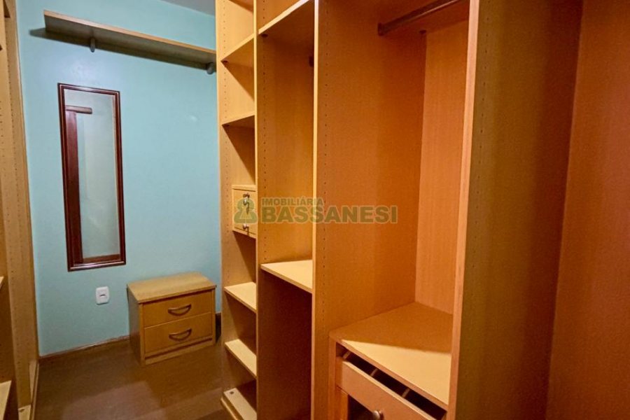 Sobrado com 157m², 3 dormitórios, 2 vagas, no bairro Jardim América em Caxias do Sul para Comprar