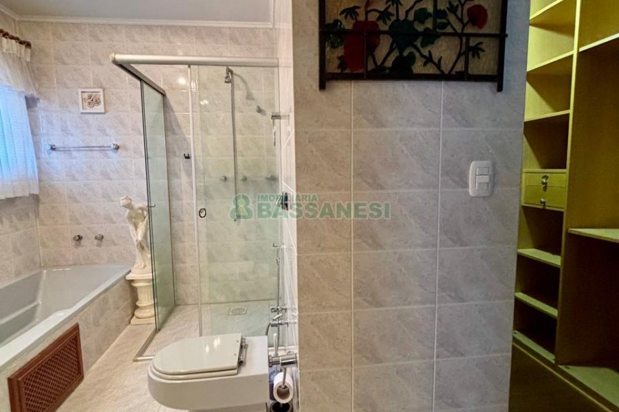 Sobrado com 157m², 3 dormitórios, 2 vagas, no bairro Jardim América em Caxias do Sul para Comprar