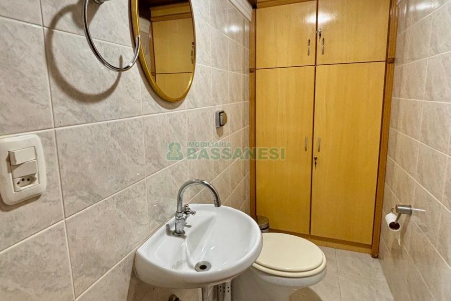 Sobrado com 157m², 3 dormitórios, 2 vagas, no bairro Jardim América em Caxias do Sul para Comprar