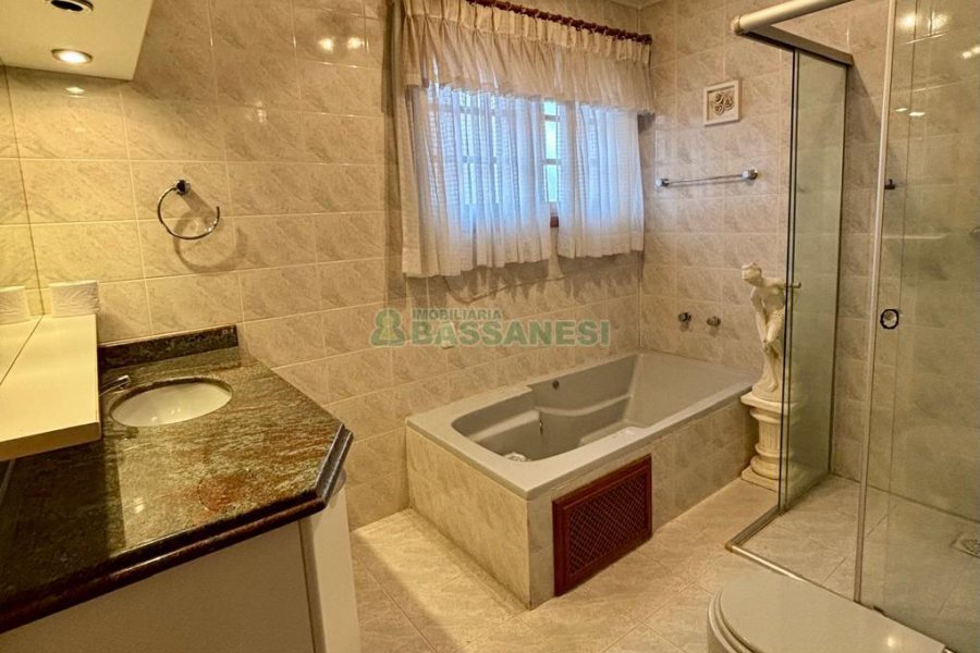 Sobrado com 157m², 3 dormitórios, 2 vagas, no bairro Jardim América em Caxias do Sul para Comprar