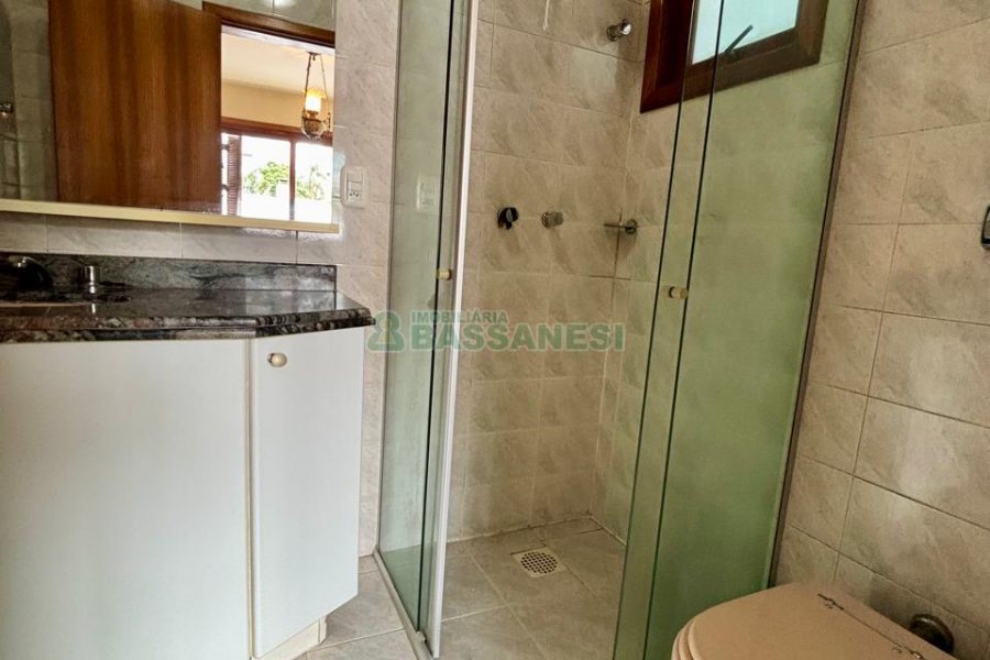 Sobrado com 157m², 3 dormitórios, 2 vagas, no bairro Jardim América em Caxias do Sul para Comprar