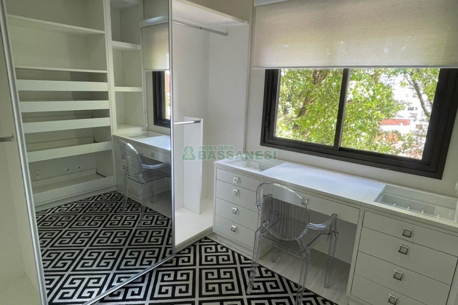 Apto Mobiliado com 99m², 2 dormitórios, 2 vagas, no bairro Pio X em Caxias do Sul para Alugar