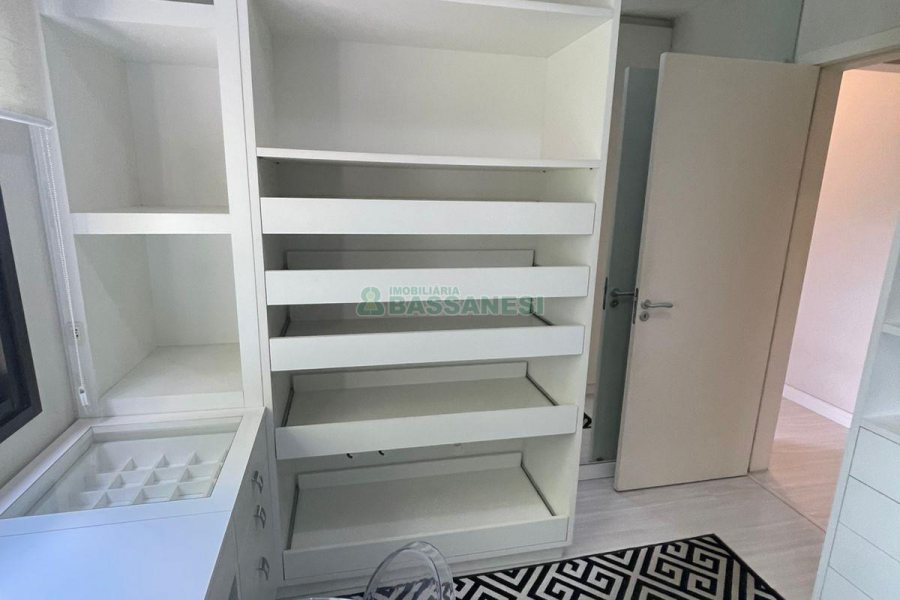 Apto Mobiliado com 99m², 2 dormitórios, 2 vagas, no bairro Pio X em Caxias do Sul para Alugar