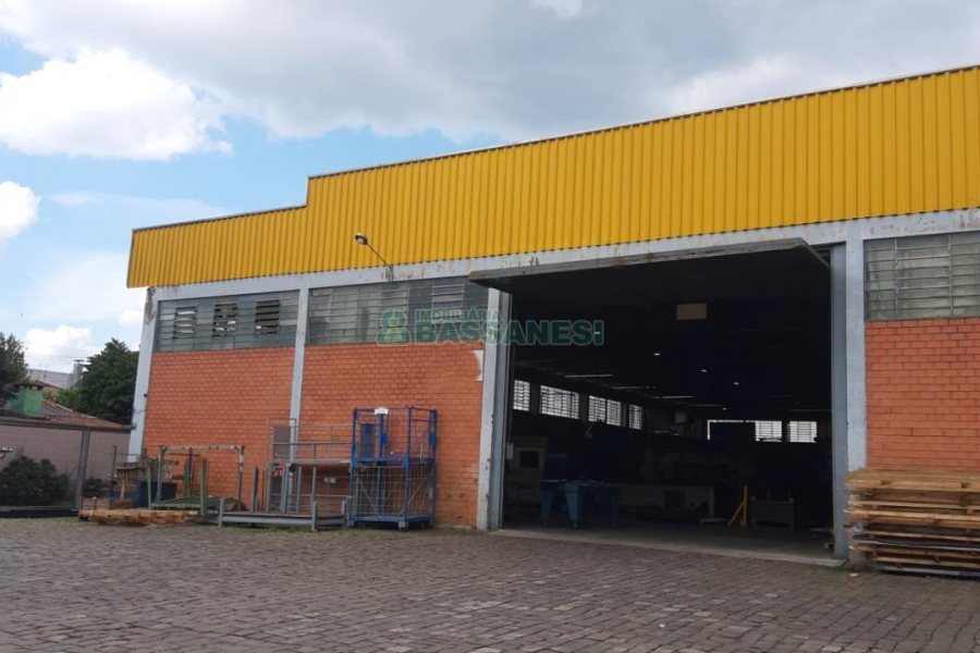 Pavilhão com 2500m², no bairro Pioneiro em Caxias do Sul para Comprar
