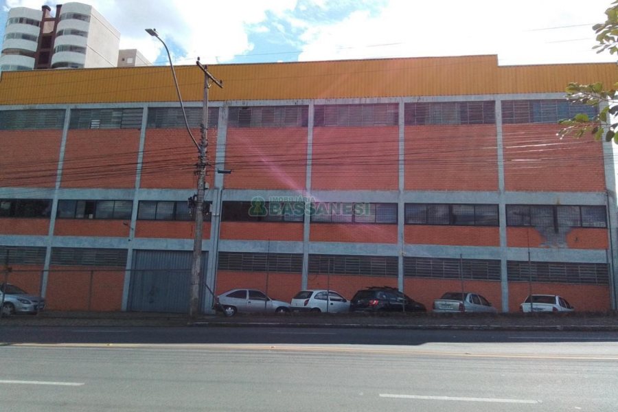 Pavilhão com 2500m², no bairro Pioneiro em Caxias do Sul para Comprar
