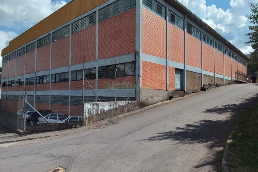 Pavilhão com 2500m², no bairro Pioneiro em Caxias do Sul para Comprar